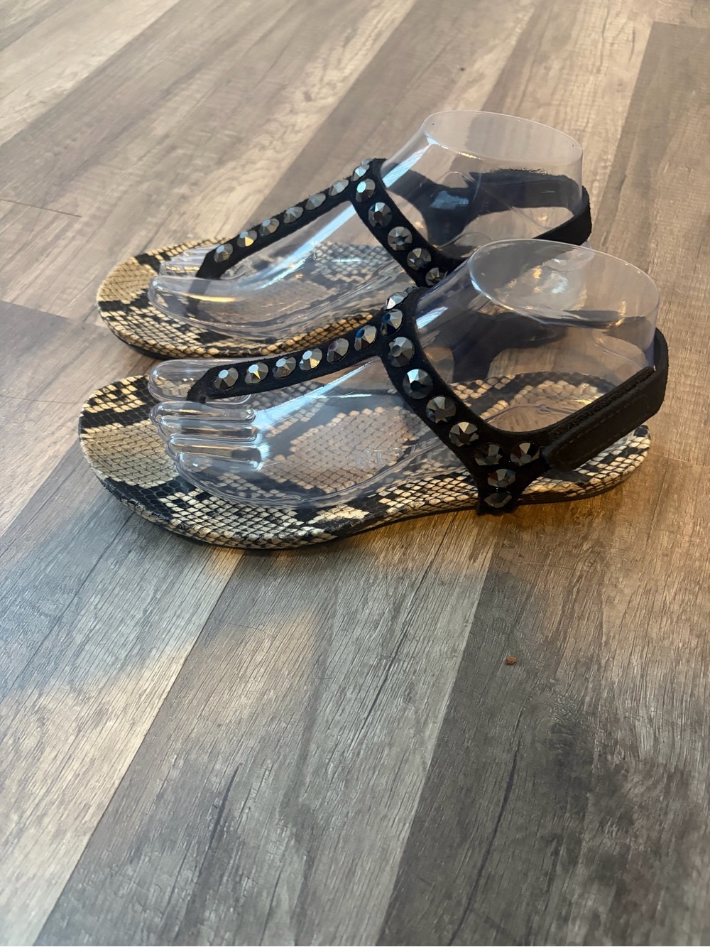 PEDRO GARCÍA
PHYTON
Crystal Embellished T-Strap Thong Sandals - Picture 3 of 7